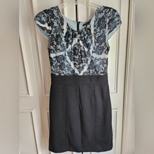 Tahari Size 4 Blue Black Cap Sleeve dress